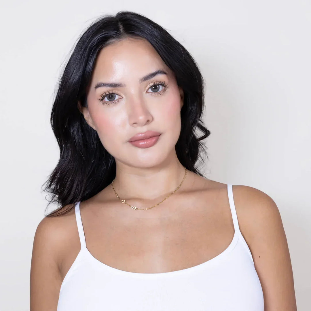 Spersonalizowany naszyjnik z inicjałami na bok